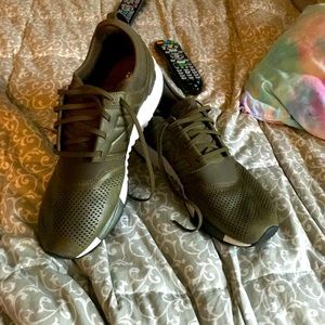 New balance comfortable shoes slightly worn 9.5